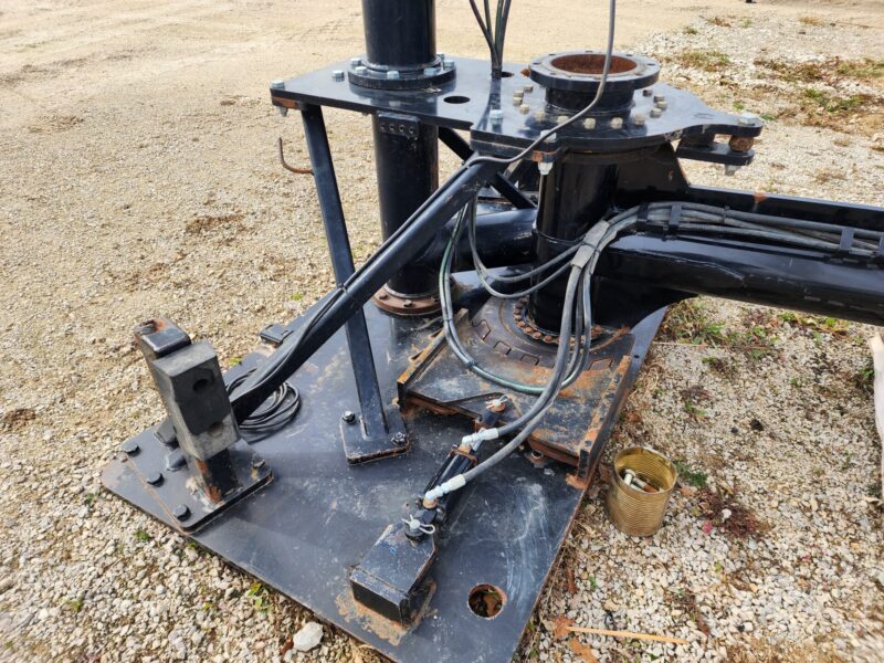 Tractor mounted Swing pipe with 8″ Hook-up. 6″ Extension Pipe, H.D. Swinger Transport Lock.