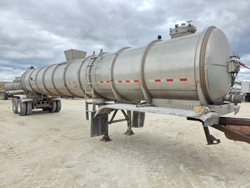 T-122 1988 Fruehauf 7000 Gallon Stainless Steel Semi Tanker