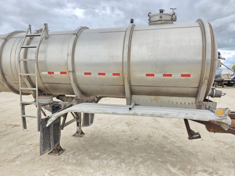 T-122 1988 Fruehauf 7000 Gallon Stainless Steel Semi Tanker