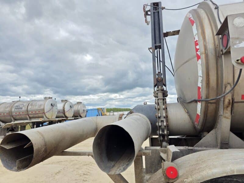 T-122 1988 Fruehauf 7000 Gallon Stainless Steel Semi Tanker
