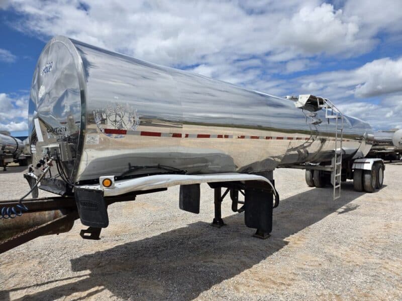 U-132 1984 Walker 6200 Gallon Stainless Steel Semi Tanker