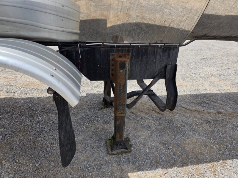 U-132 1984 Walker 6200 Gallon Stainless Steel Semi Tanker