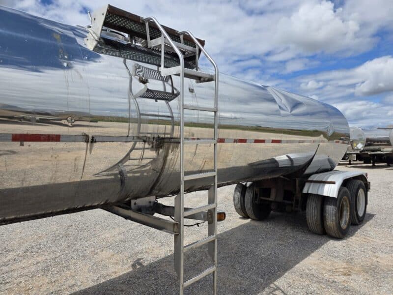 U-132 1984 Walker 6200 Gallon Stainless Steel Semi Tanker