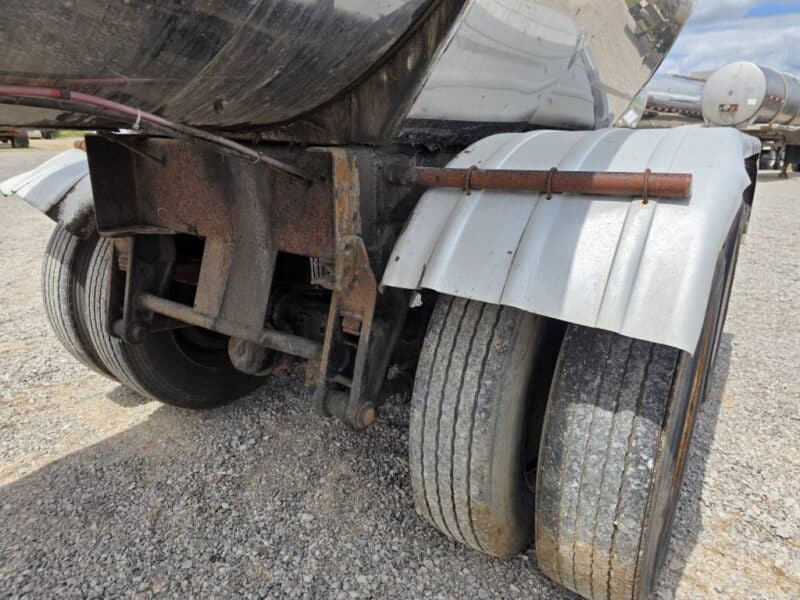 U-132 1984 Walker 6200 Gallon Stainless Steel Semi Tanker