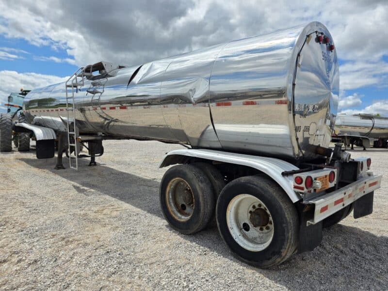 U-132 1984 Walker 6200 Gallon Stainless Steel Semi Tanker