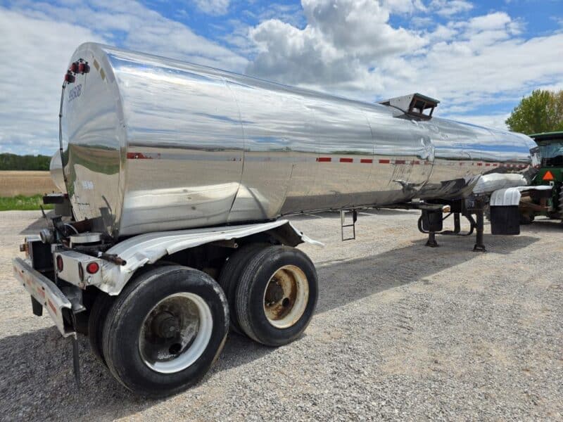 U-132 1984 Walker 6200 Gallon Stainless Steel Semi Tanker