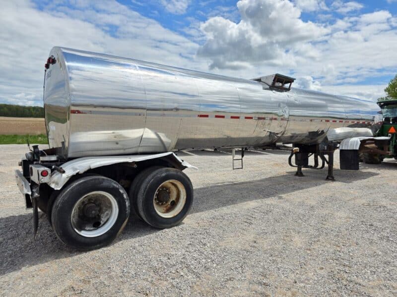 U-132 1984 Walker 6200 Gallon Stainless Steel Semi Tanker