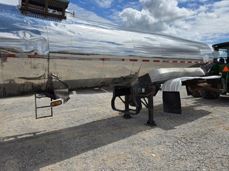 U-132 1984 Walker 6200 Gallon Stainless Steel Semi Tanker