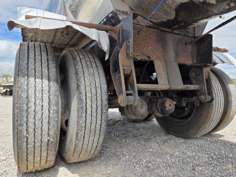 U-132 1984 Walker 6200 Gallon Stainless Steel Semi Tanker