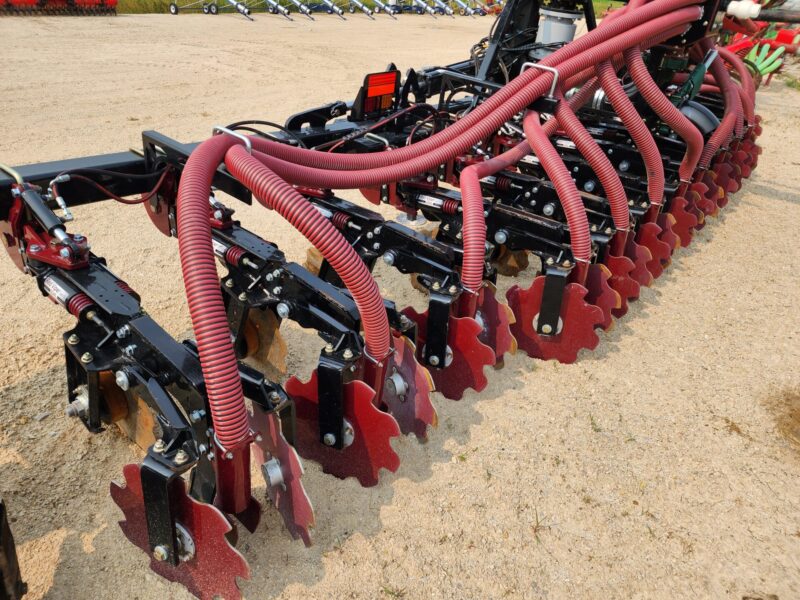 Demo 28′ ZML Toolbar with 14 Red Viper Gen 3 Row Units