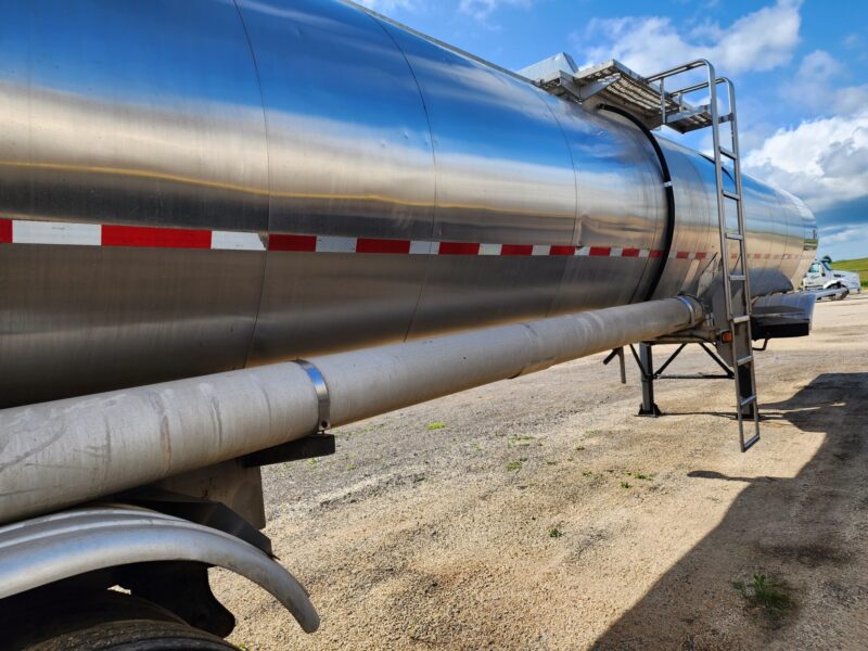 U-4681 1987 Heil 7000 Gallon Stainless Steel Semi Tanker