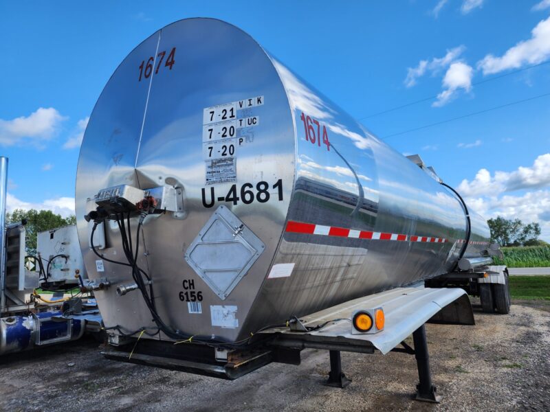 U-4681 1987 Heil 7000 Gallon Stainless Steel Semi Tanker