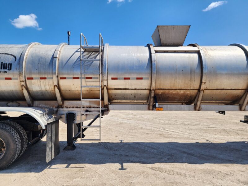 T-138/U-4681 1987 Heil 7000 Gallon Stainless Steel Semi Tanker