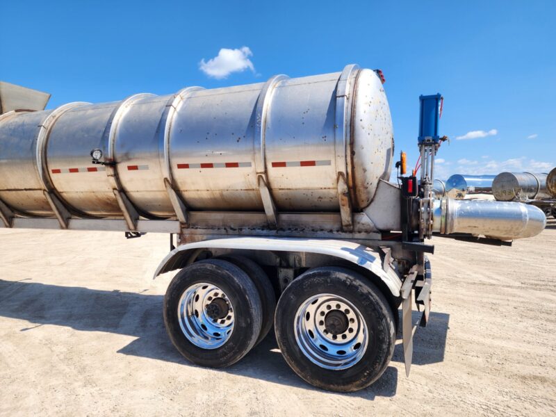 T-138/U-4681 1987 Heil 7000 Gallon Stainless Steel Semi Tanker