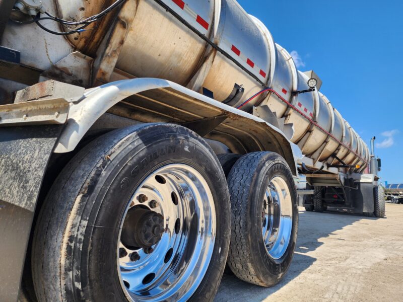 T-138/U-4681 1987 Heil 7000 Gallon Stainless Steel Semi Tanker