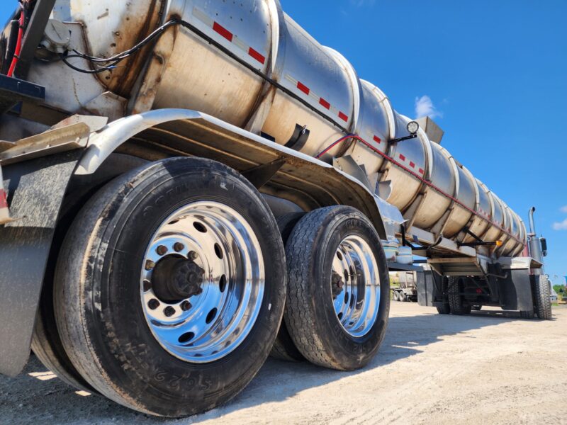 T-138/U-4681 1987 Heil 7000 Gallon Stainless Steel Semi Tanker