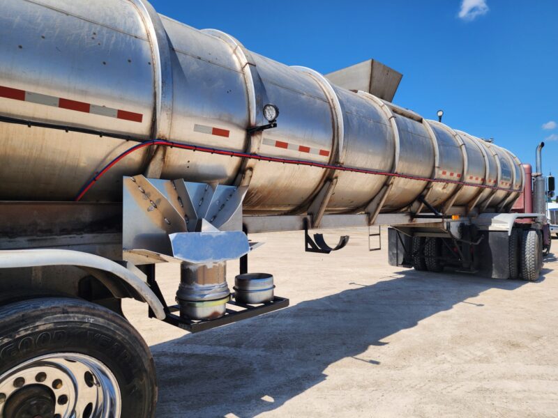 T-138/U-4681 1987 Heil 7000 Gallon Stainless Steel Semi Tanker