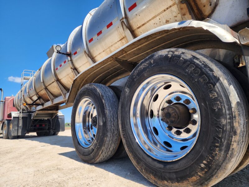 T-138/U-4681 1987 Heil 7000 Gallon Stainless Steel Semi Tanker