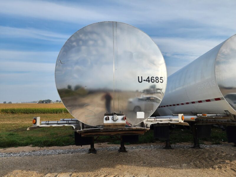U-4685 2004 West-Mark 6400 Gallon Stainless Steel Semi Tanker
