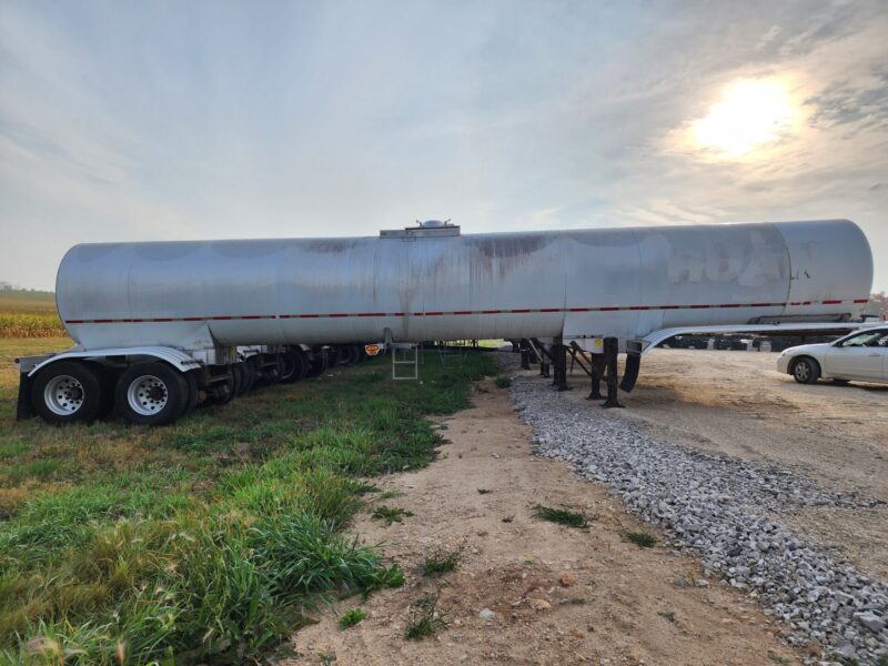 U-4685 2004 West-Mark 6400 Gallon Stainless Steel Semi Tanker