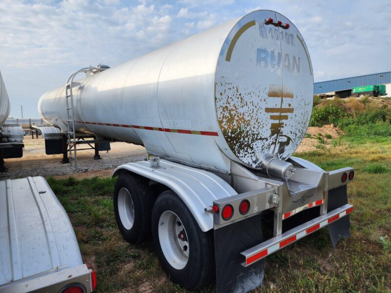 U-4685 2004 West-Mark 6400 Gallon Stainless Steel Semi Tanker