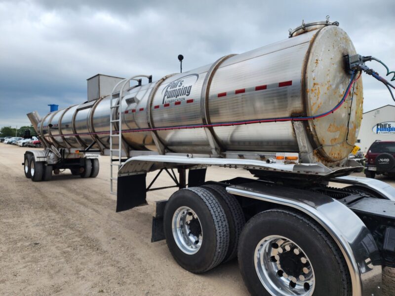 U-4730 2004 West-Mark 6400 Gallon Stainless Steel Semi Tanker