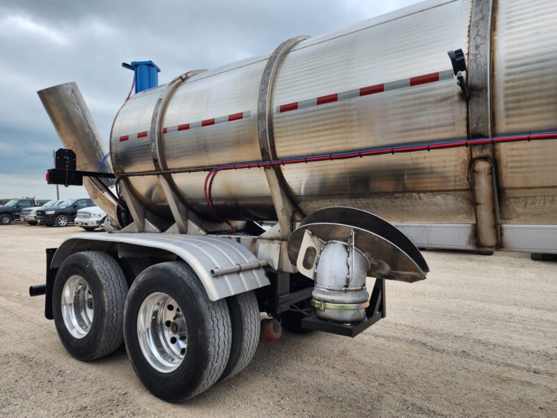 U-4730 2004 West-Mark 6400 Gallon Stainless Steel Semi Tanker