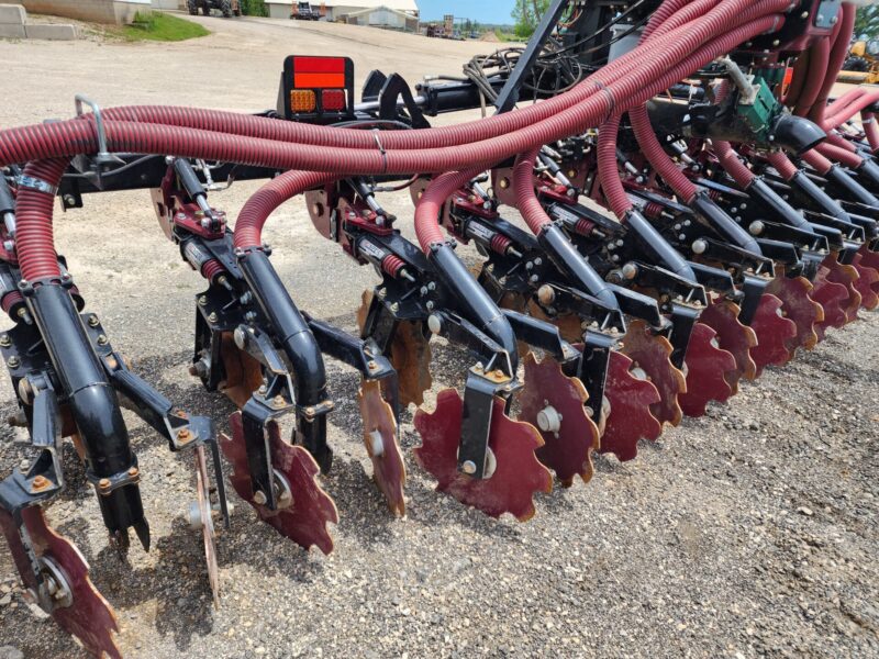 Lightly Used 28′ ZML Toolbar w. 14 Red Viper Gen 4 Row Units 6″ Swing pipe