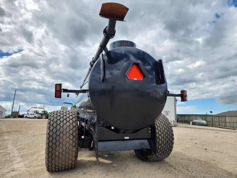 #21 Balzer 6000 Gallon Tandem Round Tanker w. Rear Steerable Axle