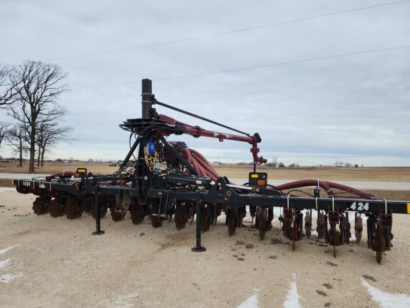 Lightly Used 28′ ZML Toolbar w. 14 Red Viper Gen 4 Row Units 6″ Swing pipe