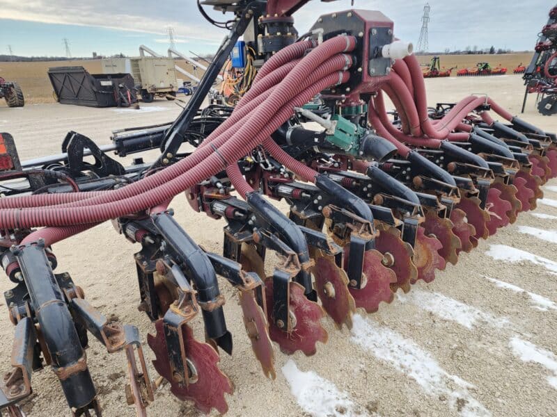 Lightly Used 28′ ZML Toolbar w. 14 Red Viper Gen 4 Row Units 6″ Swing pipe