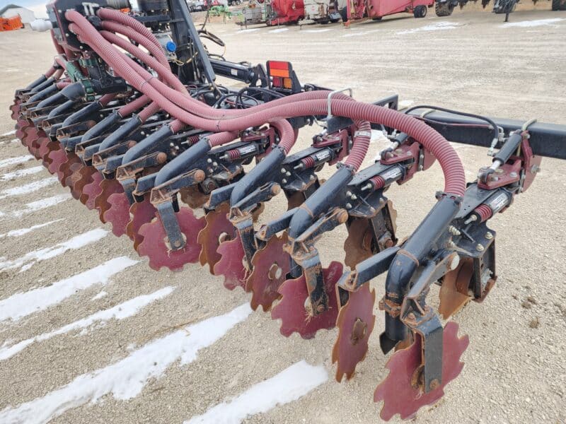 Lightly Used 28′ ZML Toolbar w. 14 Red Viper Gen 4 Row Units 6″ Swing pipe