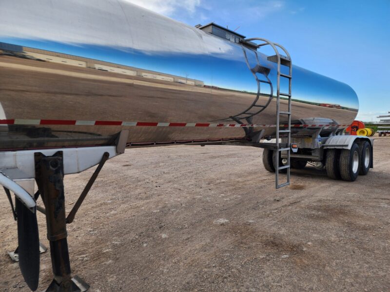 U-4748 2006 West-Mark 6400 Gallon Stainless Steel Semi Tanker