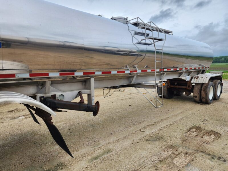 U-4404 1979 Walker 6000 Gallon Stainless Steel Semi Tanker