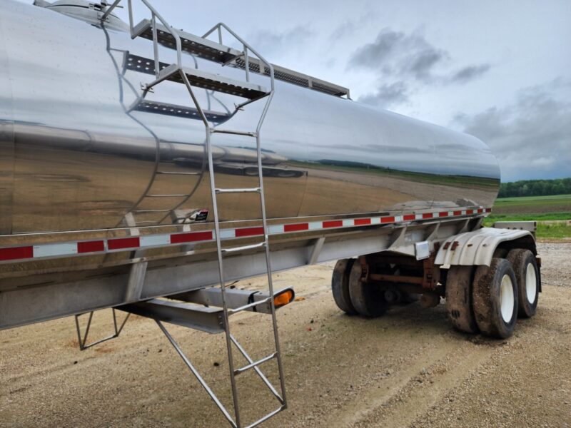 U-4404 1979 Walker 6000 Gallon Stainless Steel Semi Tanker