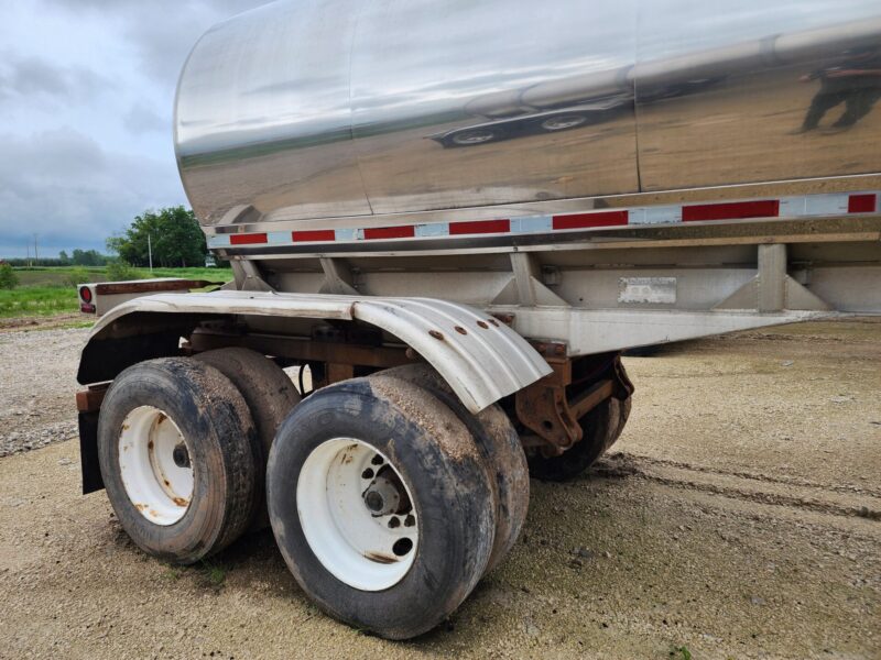 U-4404 1979 Walker 6000 Gallon Stainless Steel Semi Tanker