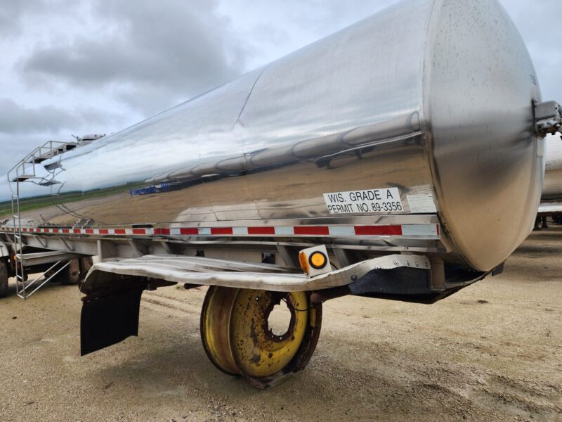 U-4404 1979 Walker 6000 Gallon Stainless Steel Semi Tanker