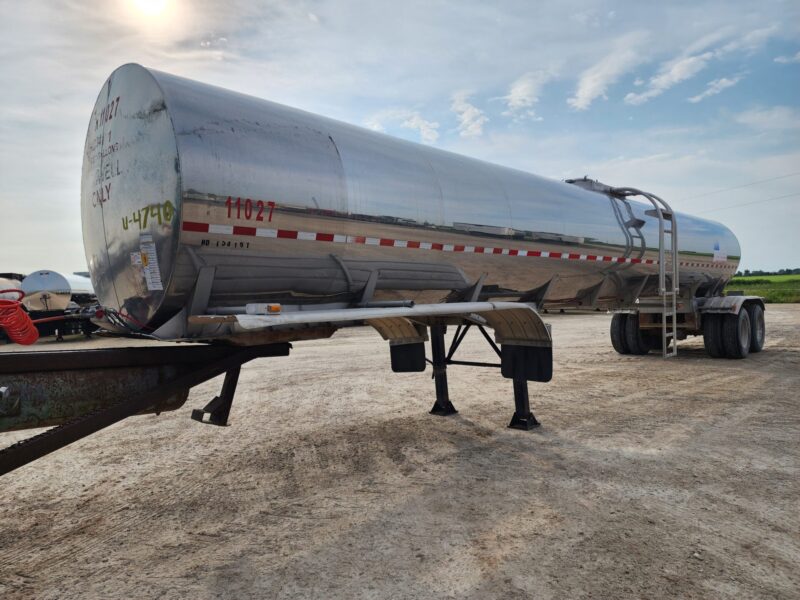 U-4740 2001 West-Mark 6700 Gallon Stainless Steel Semi Tanker