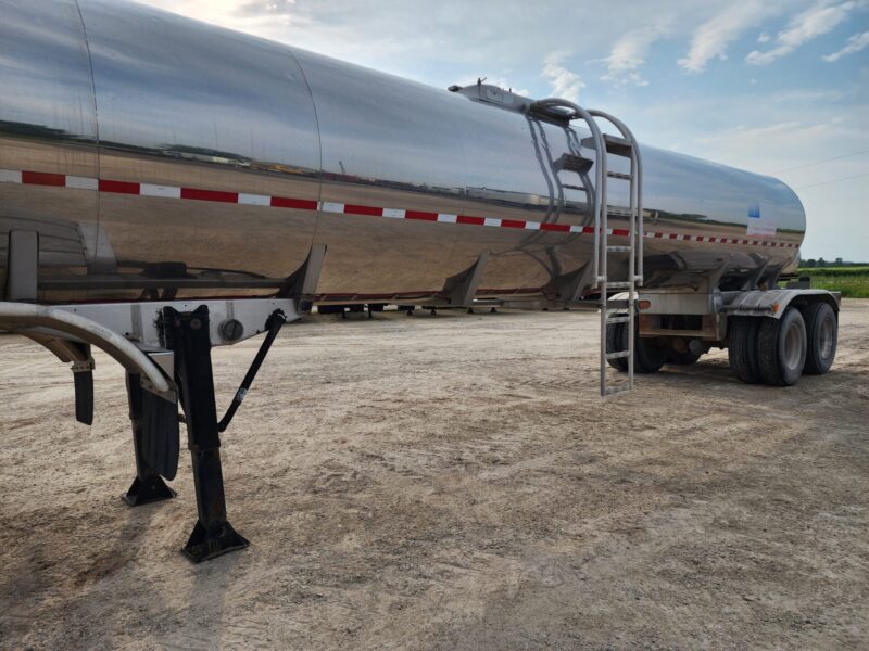 U-4740 2001 West-Mark 6700 Gallon Stainless Steel Semi Tanker