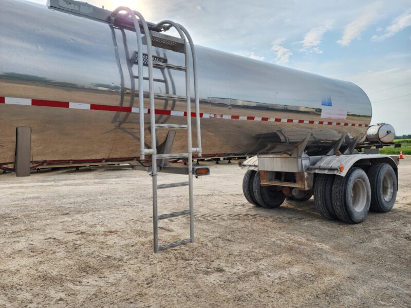 U-4740 2001 West-Mark 6700 Gallon Stainless Steel Semi Tanker