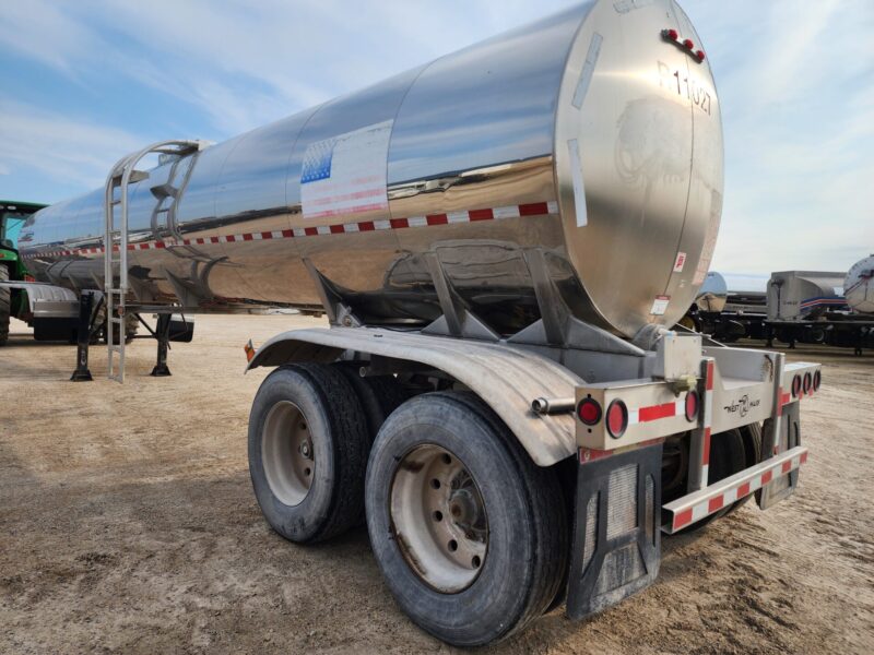 U-4740 2001 West-Mark 6700 Gallon Stainless Steel Semi Tanker