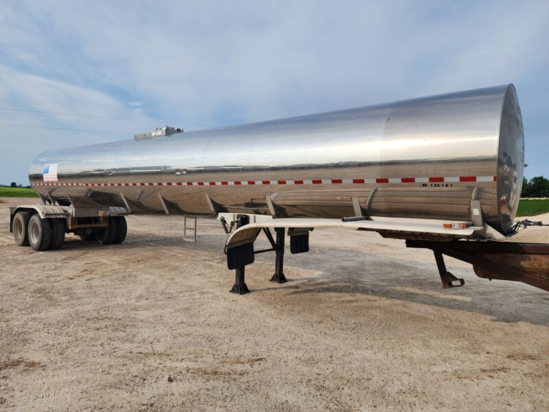 U-4740 2001 West-Mark 6700 Gallon Stainless Steel Semi Tanker