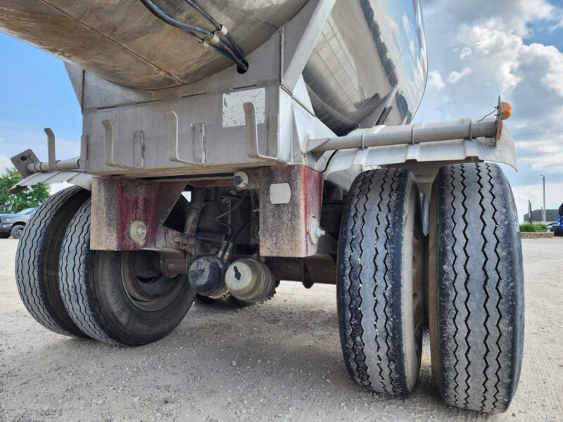 U-4754 1996 West-Mark 6700 Gallon Stainless Steel Semi Tanker