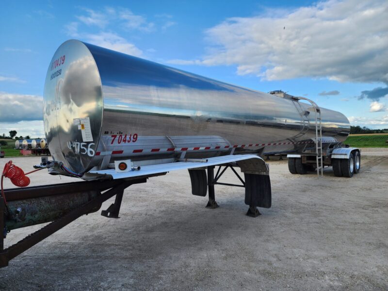 U-4756 1997 West-Mark 6700 Gallon Stainless Steel Semi Tanker