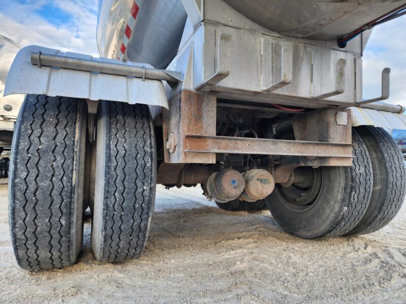 U-4756 1997 West-Mark 6700 Gallon Stainless Steel Semi Tanker