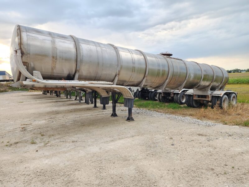 U-4740 2001 West-Mark 6700 Gallon Stainless Steel Semi Tanker