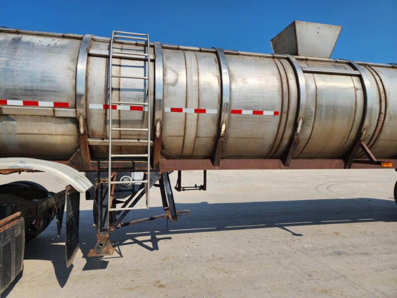 U-4757 1984 Bar-Bel 6500 Gallon Stainless Steel Semi Tanker