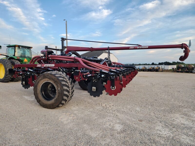 NEW 34′ Pull-type ZML Toolbar w. 17 Red Viper Gen 4 Row Units