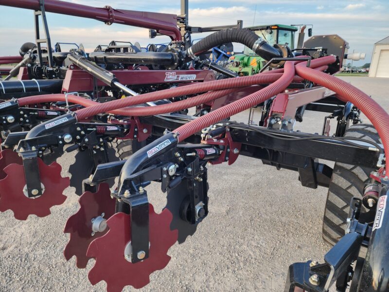 NEW 34′ Pull-type ZML Toolbar w. 17 Red Viper Gen 4 Row Units