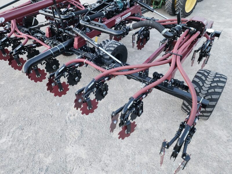 NEW 34′ Pull-type ZML Toolbar w. 17 Red Viper Gen 4 Row Units